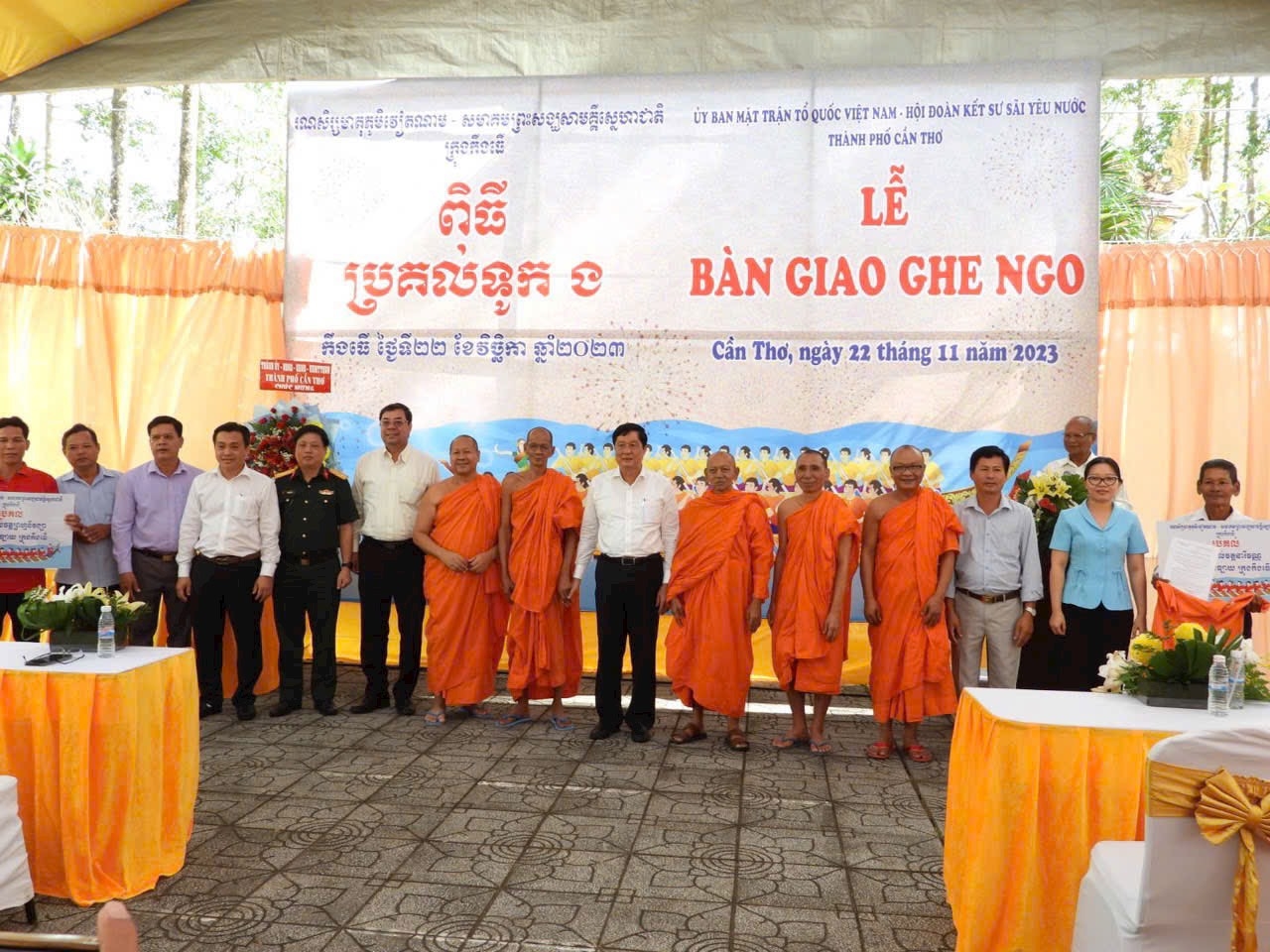 Lãnh đạo TP. Cần Thơ trao ghe Ngo mini cho các chùa Khmer 