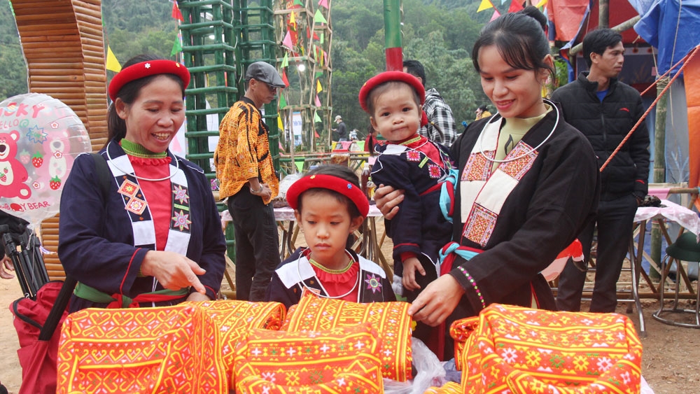 Trưng bày giới thiệu trang phục truyền thống của đồng bào dân tộc Dao
