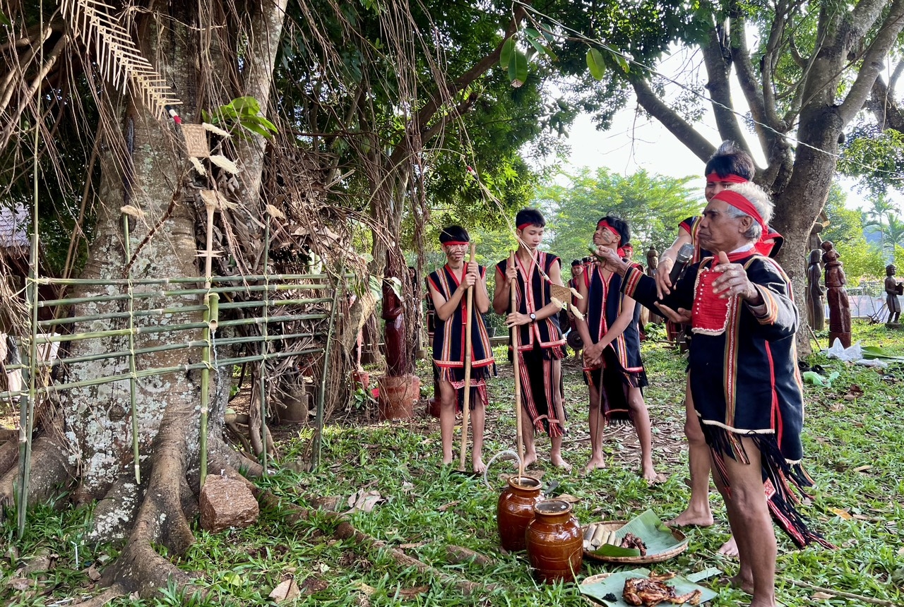 Già làng Ak đọc vang lời khấn cầu trước giọt nước của làng