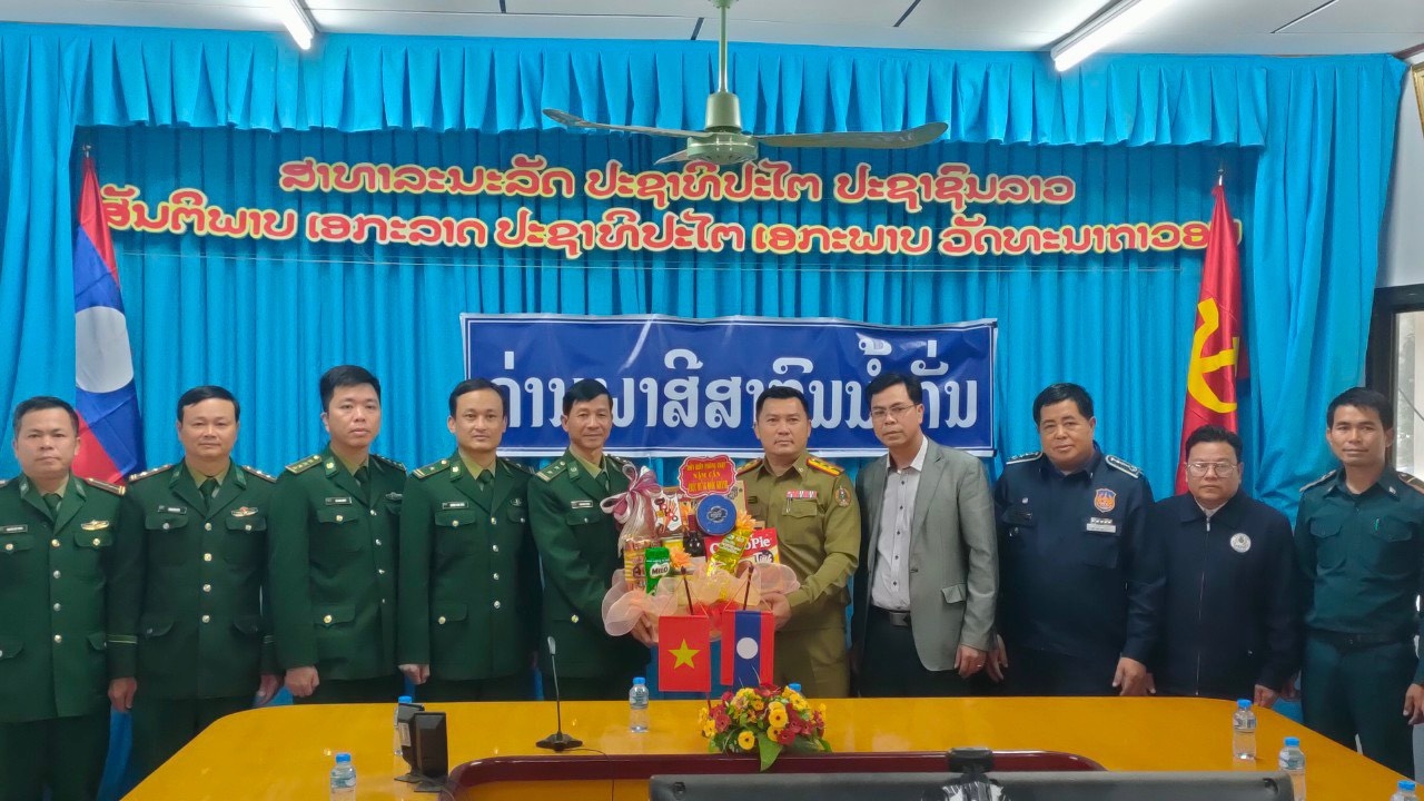 (BCĐ-TIIN- Thông tin đối ngoại) Các đơn vị BĐBP Nghệ An chúc mừng Quốc khánh nước CHDCND Lào