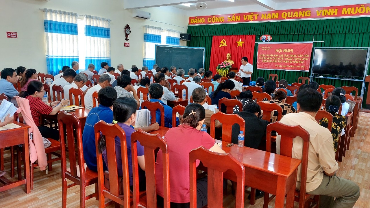 Ông Thạch Mu Ni - Phó trưởng Ban Dân tộc tỉnh Trà Vinh trao đổi tại "Hội nghị tuyên truyền về hạn chế tình trạng tảo hôn và hôn nhân cận huyết thống trong đồng bào DTTS" tổ chức tại huyện Tiểu Cần