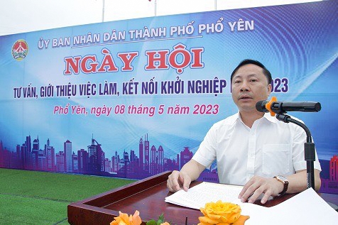 Đồng chí Đồng Văn Tân, Phó Chủ tịch UBND thành phố Phổ Yên phát biểu khai mạc Ngày hội tư vấn, giới thiệu việc làm, kết nối khởi nghiệp năm 2023 trên địa bàn thành phố