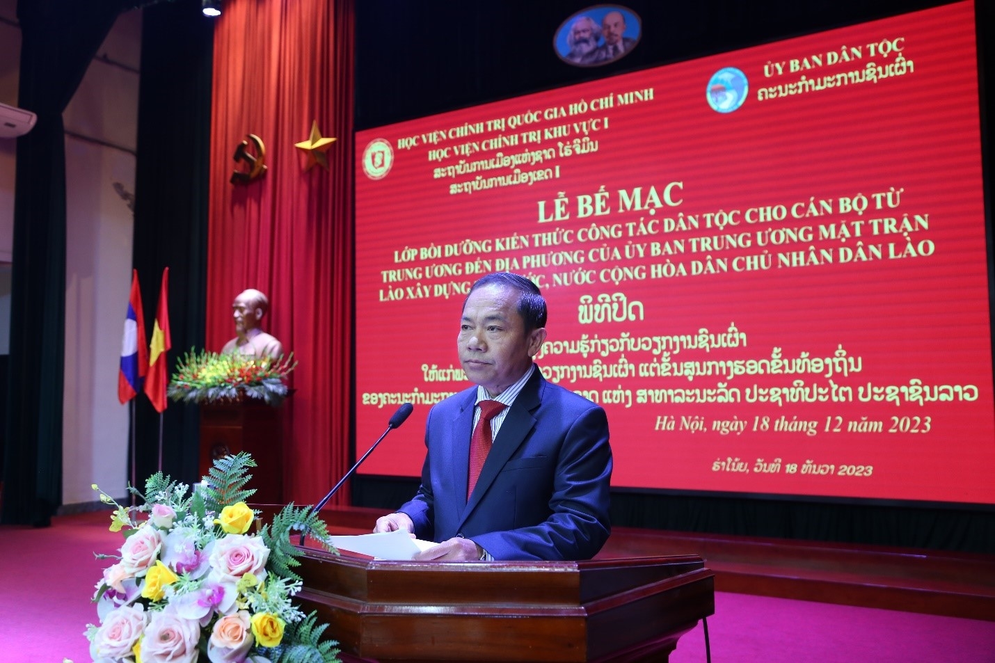 Đồng chí KHAMLAY SIPRASEUTH, Ủy viên Ban Chấp hành Trung ương Đảng Nhân dân Cách mạng Lào, Phó Chủ tịch Thường trực Ủy ban Trung ương Mặt trận Lào phát biểu