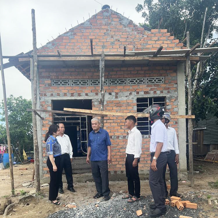 Chính quyền địa phương khảo sát việc xây dựng nhà ở của một hộ nghèo ở xã Phước Tân, huyện Sơn Hòa.
