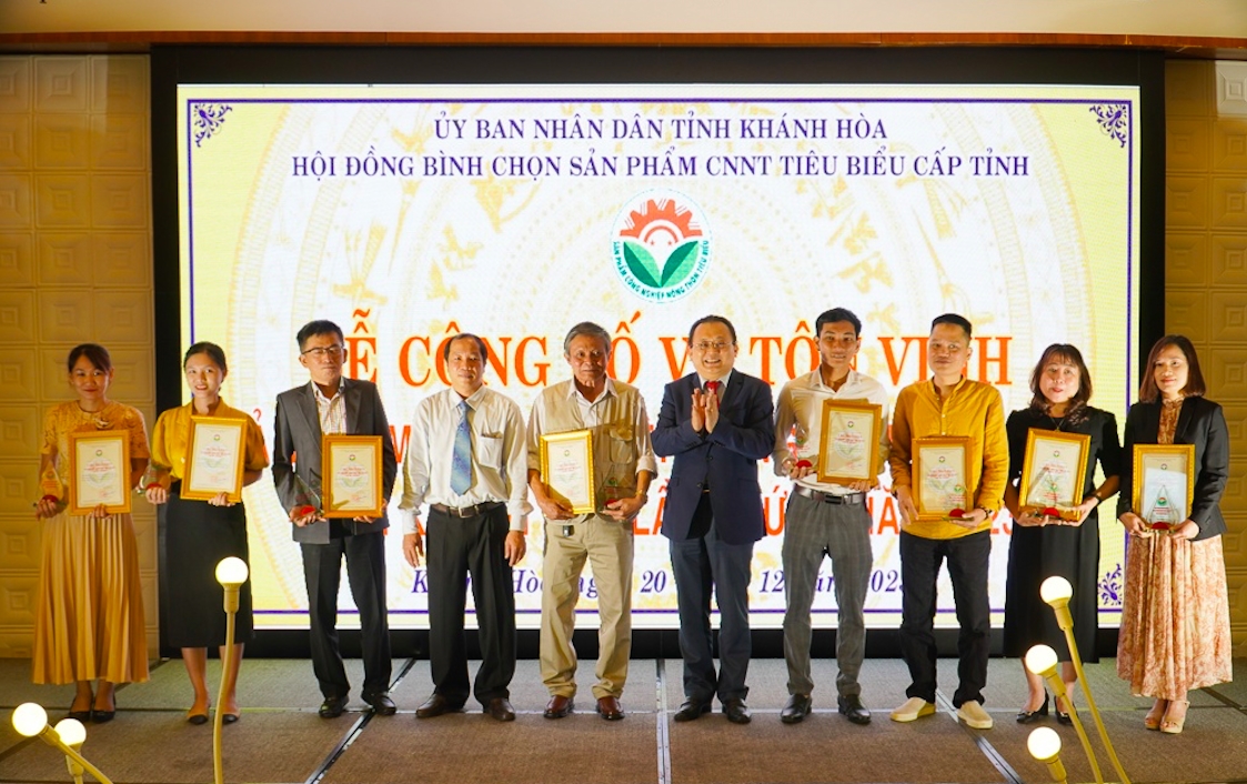 Đại diện Lãnh đạo tỉnh Khánh Hòa và Sở Công Thương trao Giấy chứng nhận sản phẩm CNNT tiêu biểu 2023 cho doanh nghiệp, cơ sở sản xuất