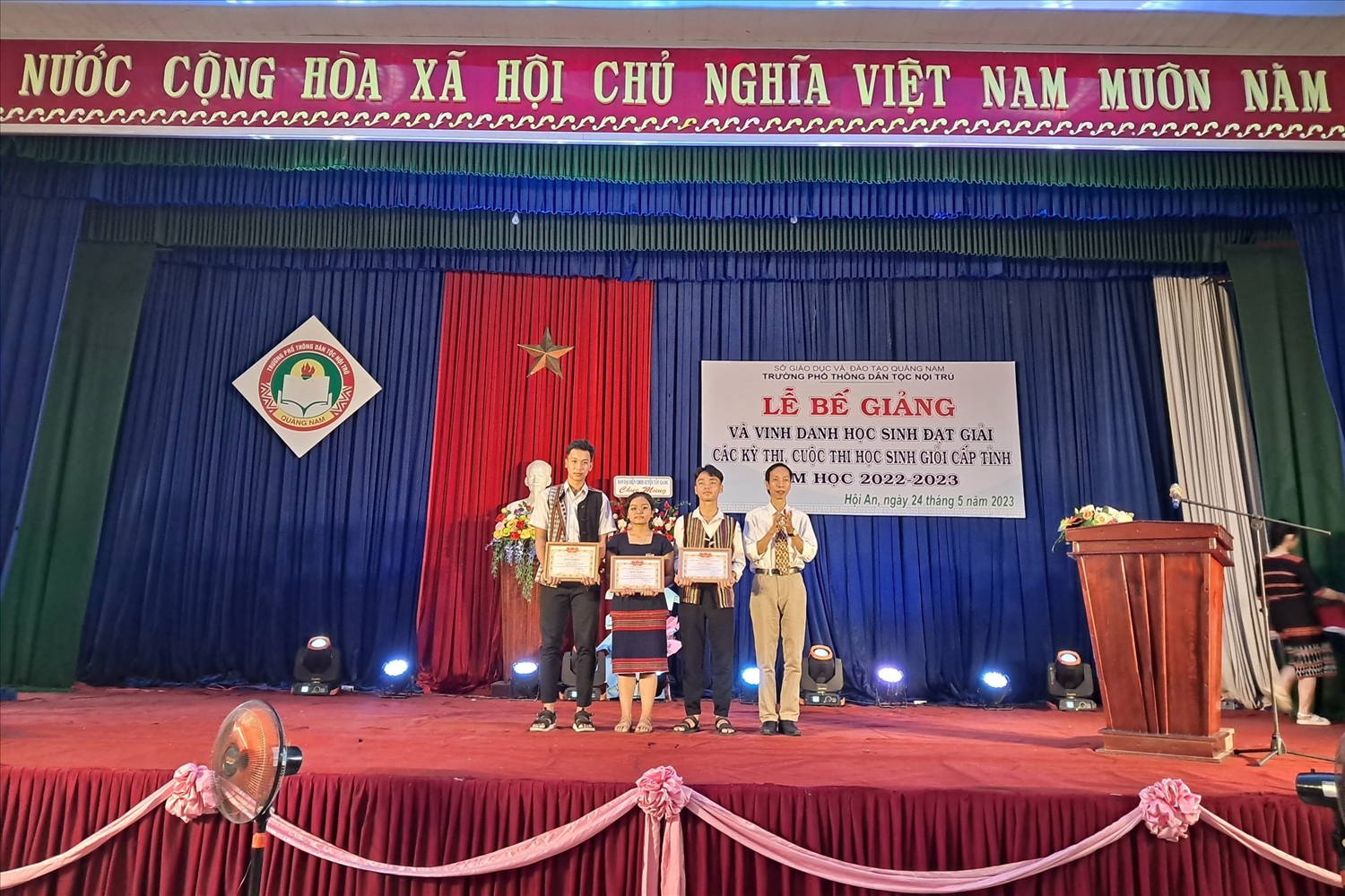 Alăng Thị Siêng được tuyên dương với thành tích đạt giải Nhì môn Ngữ văn trong kỳ thi Học sinh giỏi cấp tỉnh năm học 2022-2023