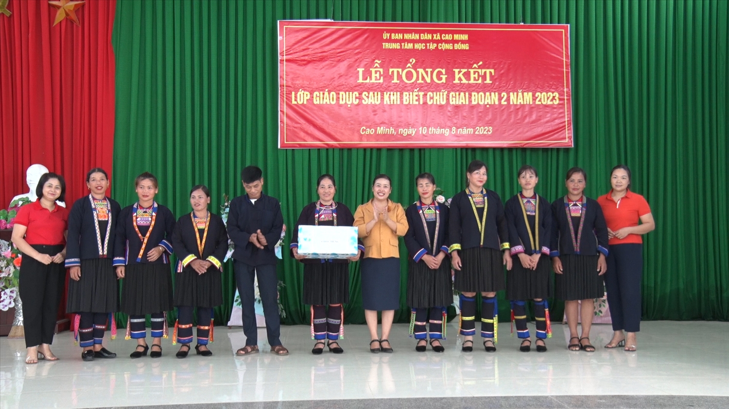 Lễ tổng kết lớp xóa mù chữ ở xã Cao Minh, huyện Tràng Định, tỉnh Lạng Sơn