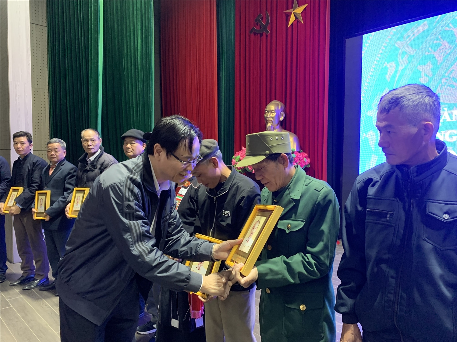 Vụ trưởng Vụ Dân tộc thiểu số Lưu Xuân Thủy đã tặng quà lưu niệm của UBDT cho các đại biểu Người có uy tín 
