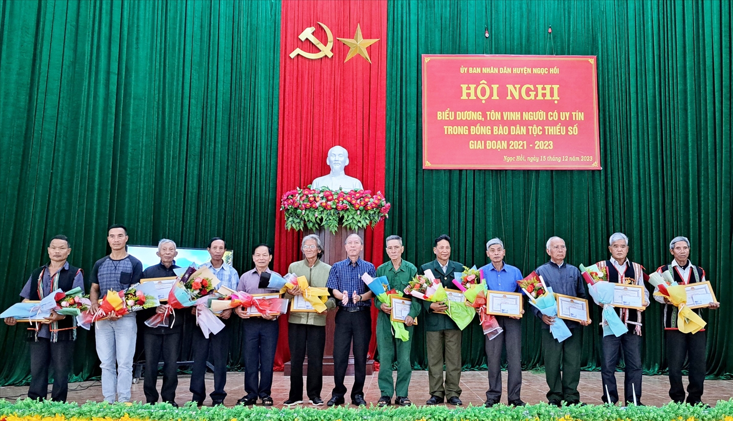 lãnh đạo UBND huyện Ngọc Hồi đã biểu dương, tôn vinh 12 Người có uy tín tiêu biểu.