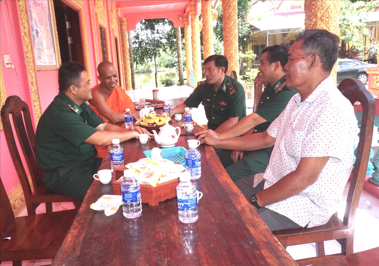 Đảng viên ĐBP Long Vĩnh ( BĐBP Trà Vinh) tham gia cù ng ban Quản trị chùa Khmer vận động đồng bào Phát tử thực hiện tốt các phòng trào thi đua tại địa phương