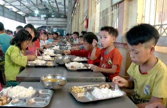 Huyện Trạm Tấu (Yên Bái) nâng cao chất lượng bữa ăn cho các học sinh trường bán trú. Ảnh: Xuân Việt
