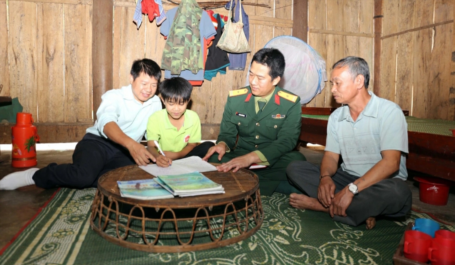 CBCS ban chỉ huy quân sự huyện Quỳ Châu đỡ đầu học sinh có hoàn cảnh khó khăn