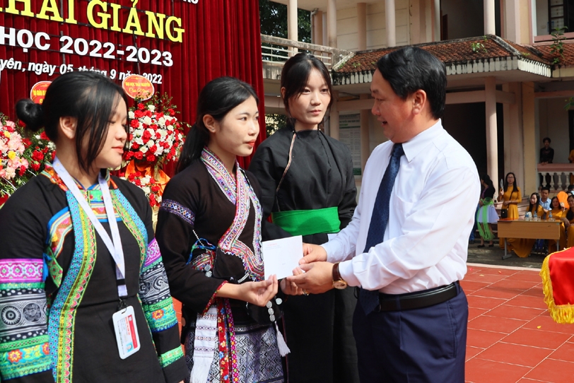 Bộ trưởng, Chủ nhiệm Ủy ban Dân tộc Hầu A Lềnh tặng quà cho các em học sinh DTTS Trường Phổ thông Vùng cao Việt Bắc