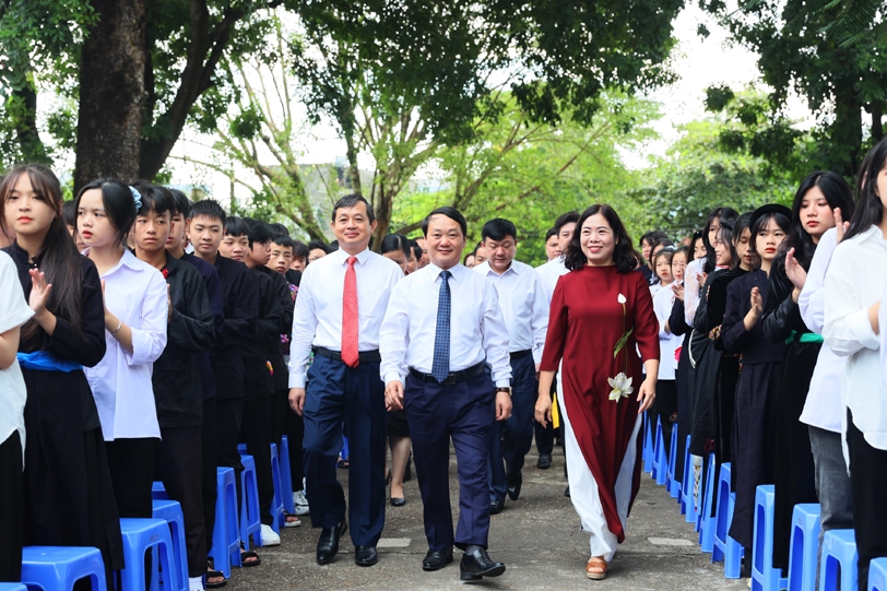 Bộ trưởng, Chủ nhiệm Hầu A Lềnh tham dự Lễ khai giảng tại Trường Phổ thông Vùng cao Việt Bắc