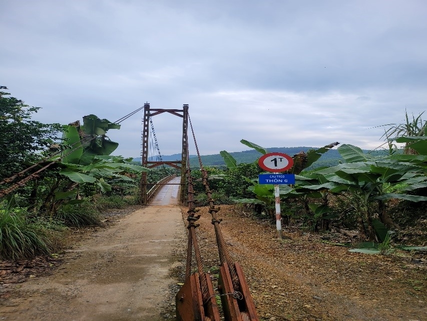 Cầu treo qua sông ở xã Khánh Nam. Ảnh NH
