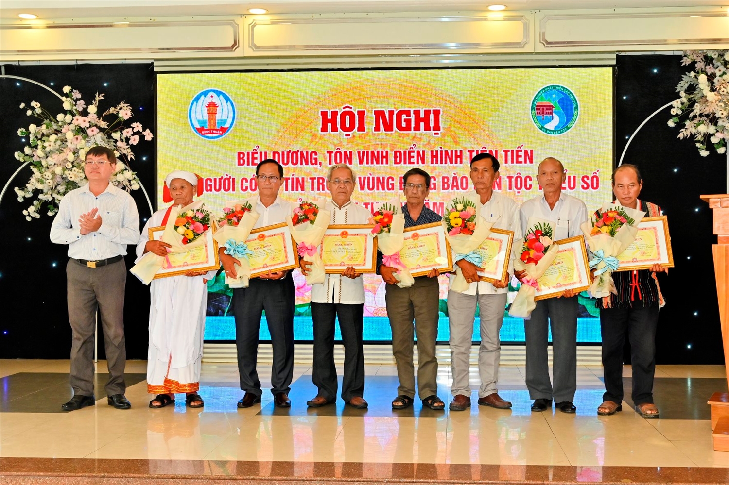 Ông Nguyễn Minh Tân, Trưởng Ban Dân tộc tỉnh Bình Thuận tặng bằng khen của Chủ tịch UBND tỉnh cho những Người có uy tín tiêu biểu