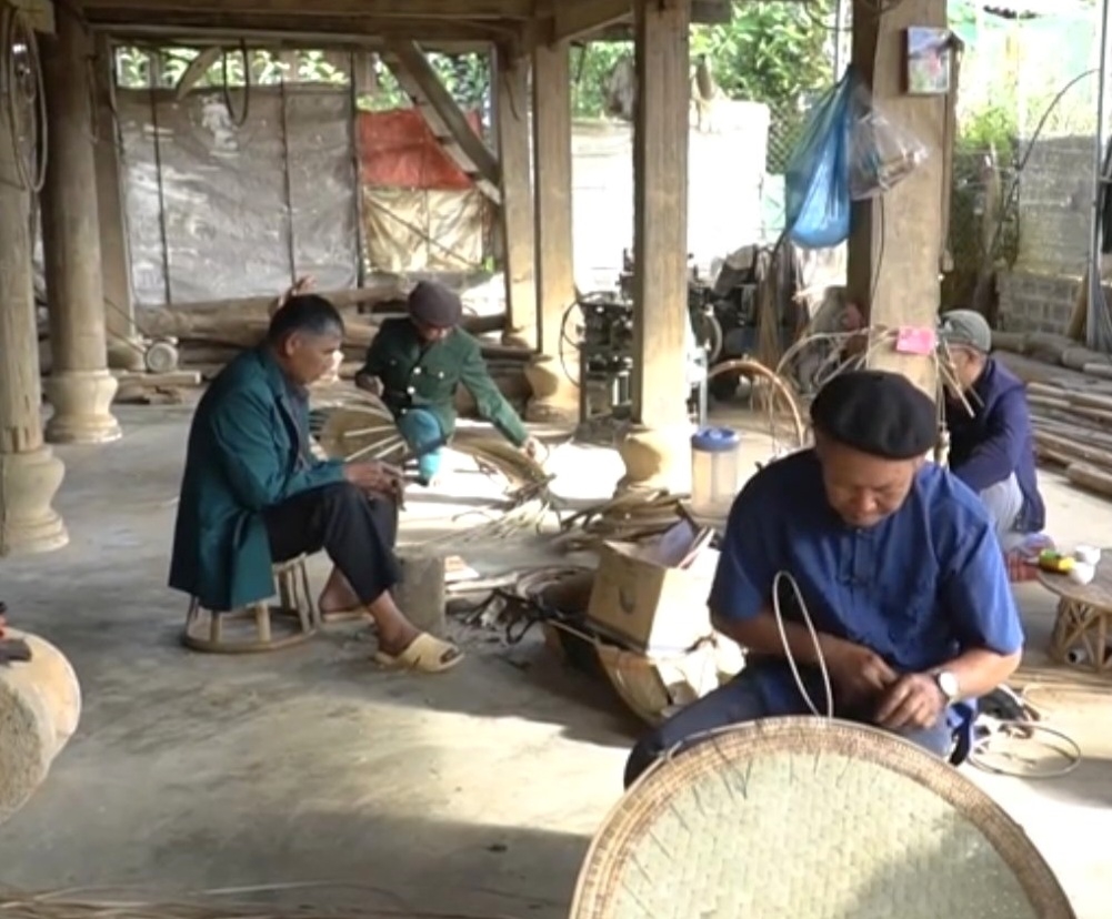 Người dân làm nghề tre mây đan ở bản Nà Tấu 1, xã Nà Tấu, thành phố Điện Biên Phủ nhằm nâng cao thu nhập.