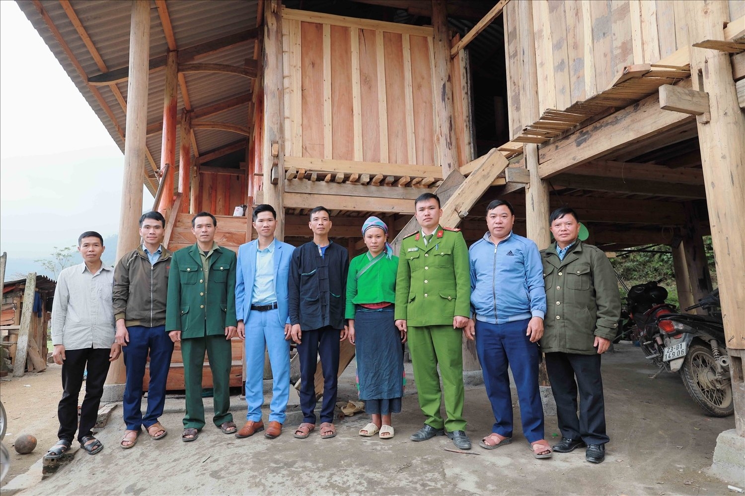 Cán bộ Phòng dân tộc huyện Hoàng Su Phì và xã Nàng Đôn thăm căn nhà mới của hộ gia đình anh Thèn Sào Thưởng.