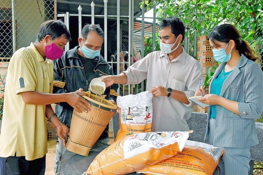 Đồng bào DTTS trên địa bàn huyện Kông Chro được hỗ trợ lúa giống để sản xuất.