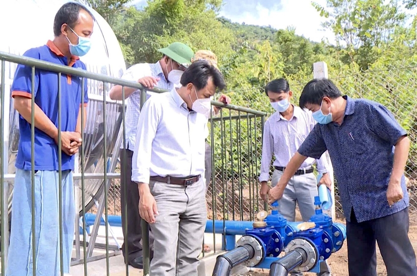 Đoàn công tác huyện Krông Pa kiểm tra hệ thống cấp nước sạch tại xã Đất Bằng. Ảnh: Lê Nam