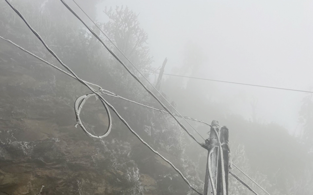 Yên Bái: Băng giá xuất hiện trên đỉnh núi Mù Cang Chải 4