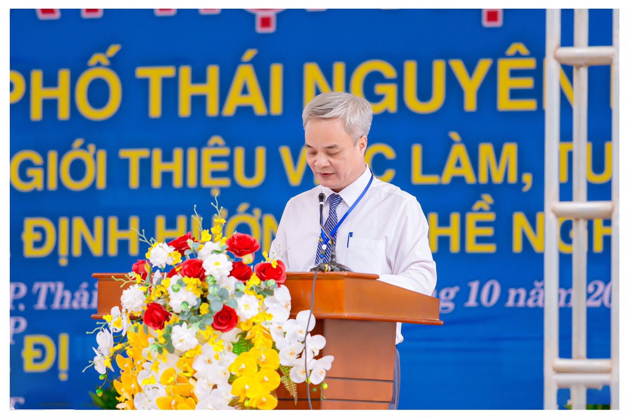Ông Vũ Văn Giang, Trưởng Phòng Lao động - TBXH thành phố phát biểu tại Ngày hội việc làm thành phố năm 2023