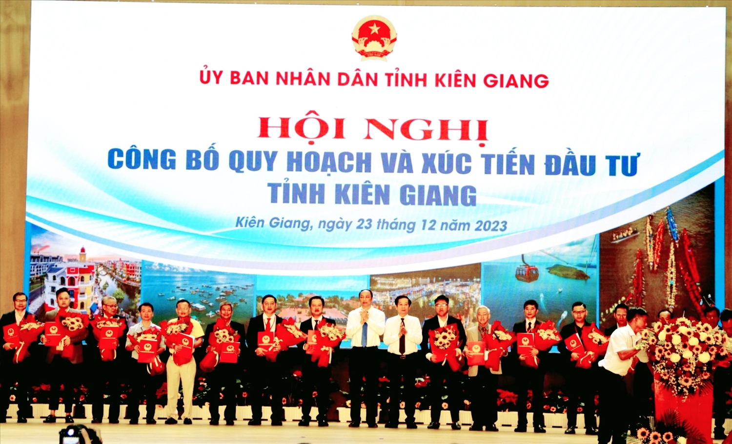 Lãnh đạo tỉnh Kiên Giang đã trao Chủ trương đầu tư và biên bản nghi nhớ đến các nhà đầu tư