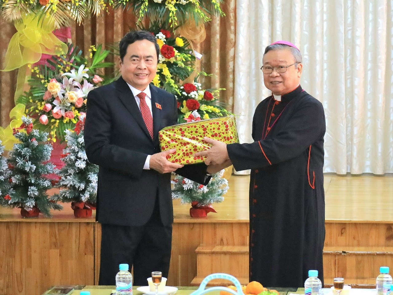 Phó Chủ tịch Thường trực Quốc hội Trần Thanh Mẫn trao quà đến Giám mục Tri Bửu Thiên - Giám mục chính Tòa Giám mục Giáo phận Cần Thơ