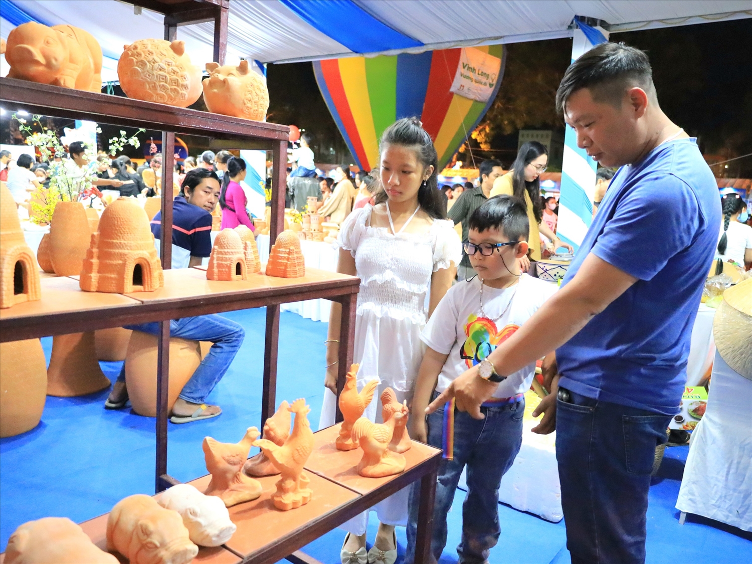 Nhiều sản phẩm gốm đỏ được trưng bày tại Ngày hội du lịch tỉnh Vĩnh Long lần thứ III năm 2023