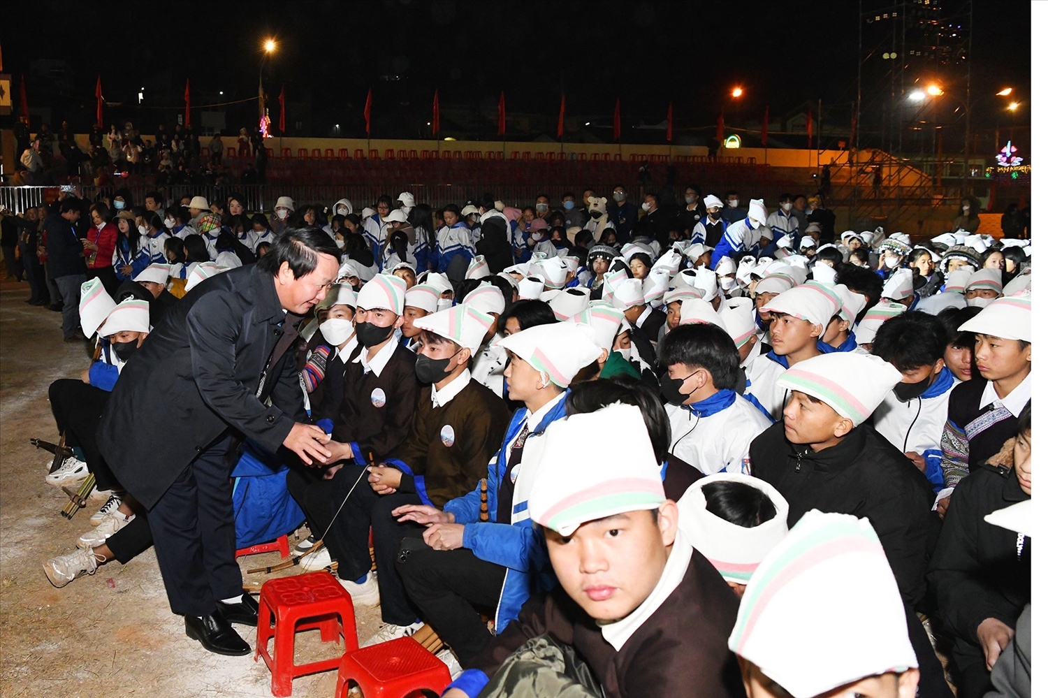 Bộ trưởng, Chủ nhiệm Ủy ban Dân tộc Hầu A Lềnh thăm hỏi, động viên các em học sinh tham gia đồng diễn nghệ thuật khèn Mông
