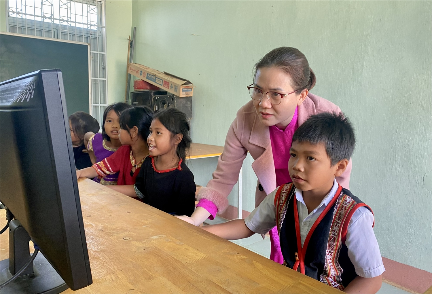Các em học sinh DTTS ở Điểm trường thôn Jang Roong, xã Đăk Cấm, thành phố Kon Tum được học môn Tin học như các em ở điểm trường chính