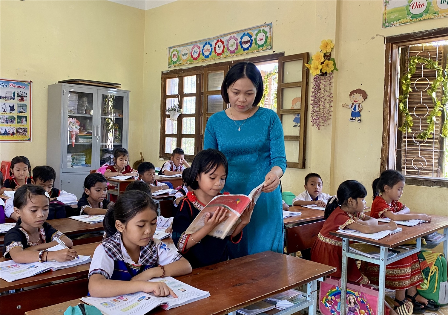 Thầy cô Trường Tiểu học Đặng Trần Côn, xã Ngọc Bay, Tp. Kon Tum luôn quan tâm nâng cao kỹ năng đọc,viết tiếng Việt cho các em học sinh DTTS