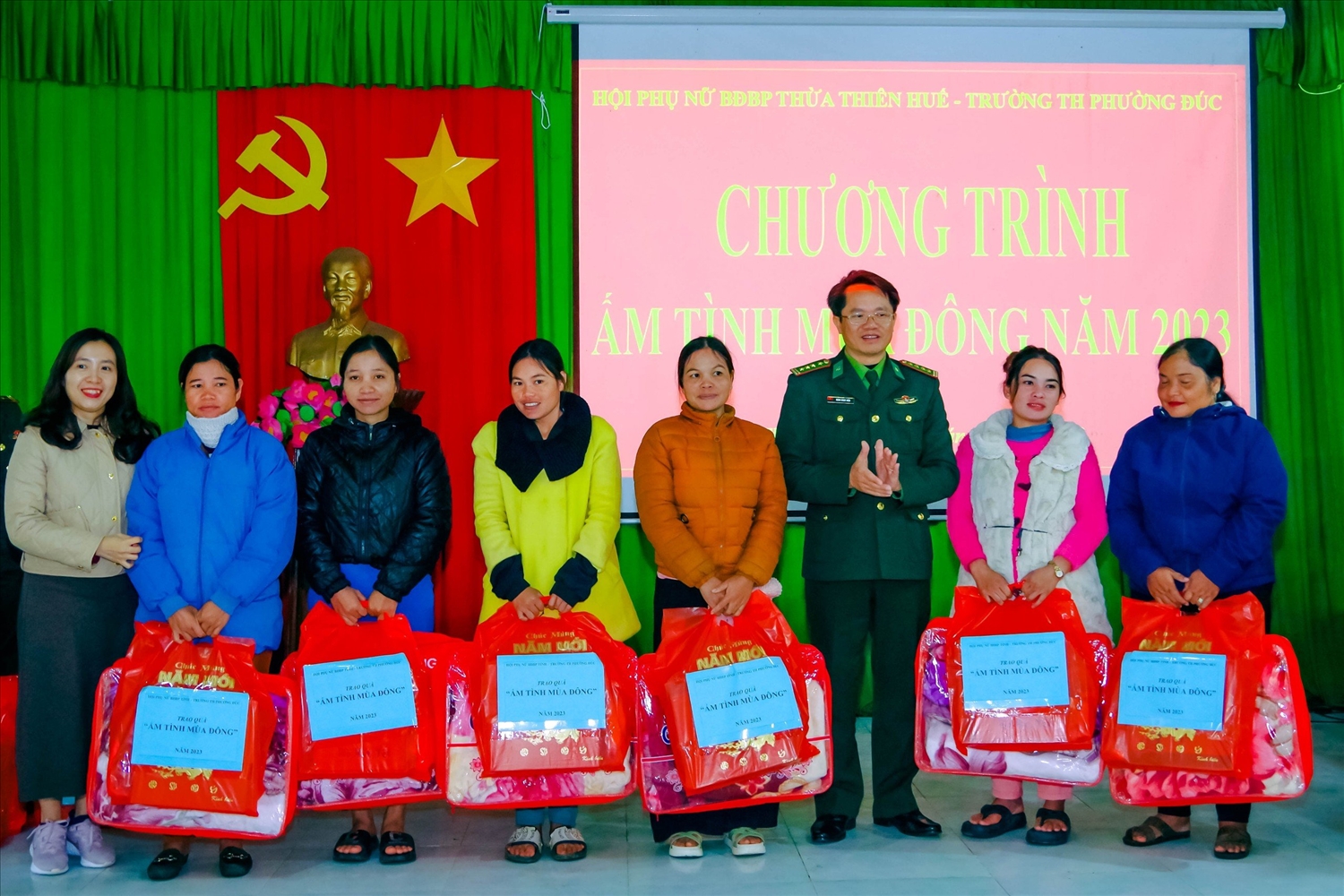 (Tin) Thừa Thiên Huế: Tặng mô hình sinh kế và quà cho phụ nữ nghèo khu vực biên giới 1