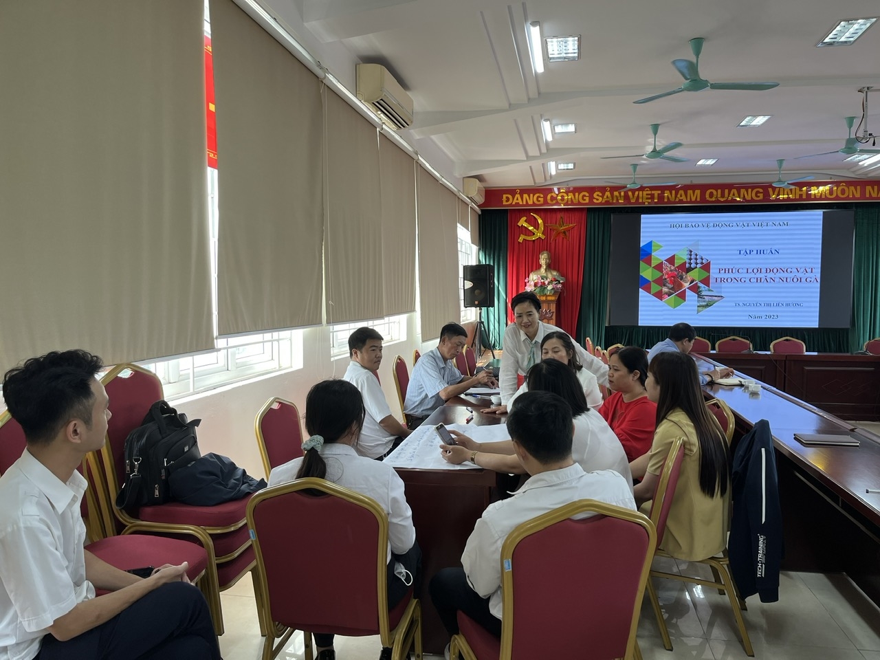 Tiến sĩ Hạ Thúy Hạnh, Phó Chủ tịch Hội Bảo vệ Động vật Việt Nam trao đổi với các học viên