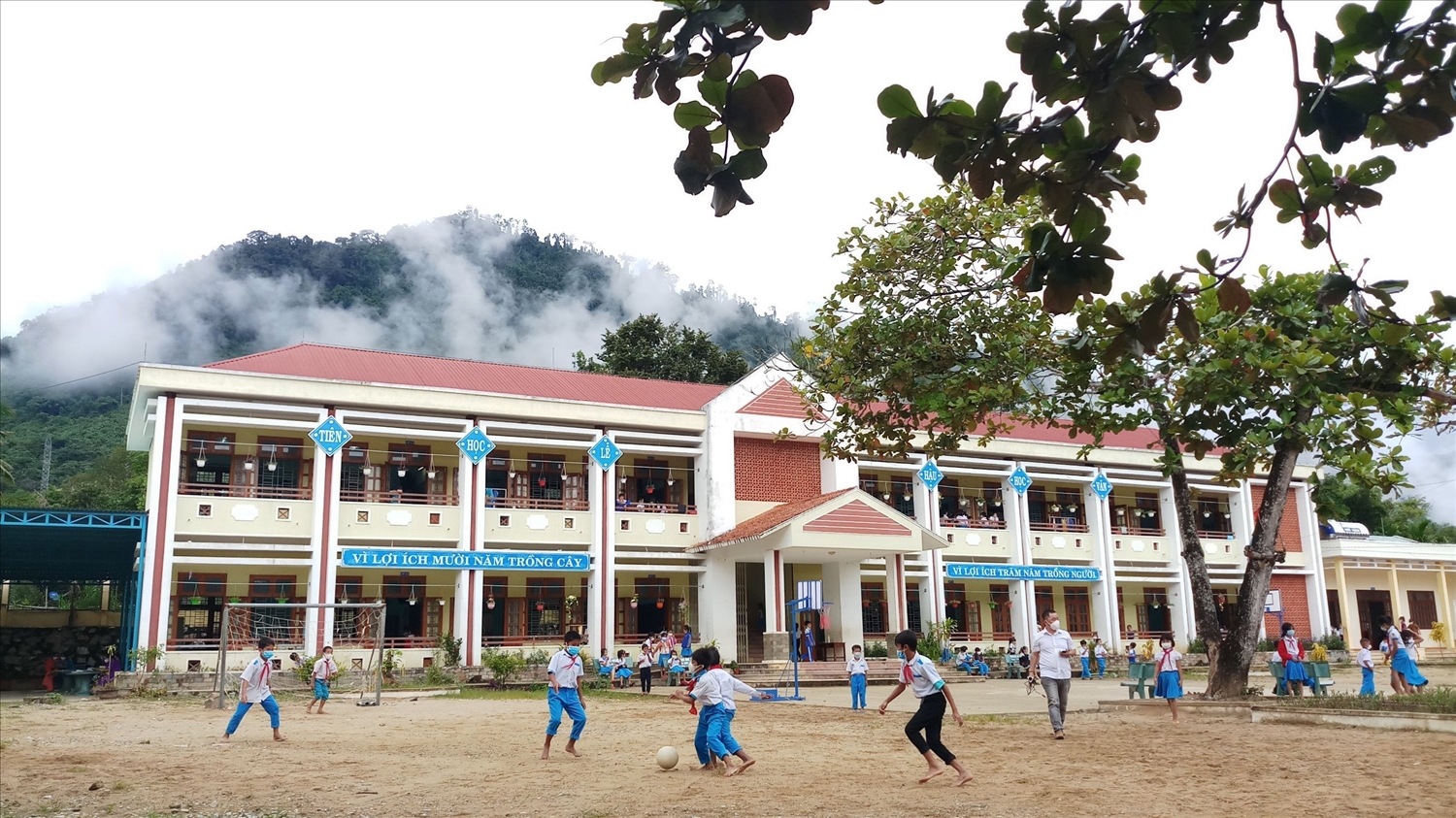 Cơ sở vật chất các trường học ở các huyện miền núi Quảng Nam ngày càng được cải thiện để phục vụ tốt cho việc dạy và học