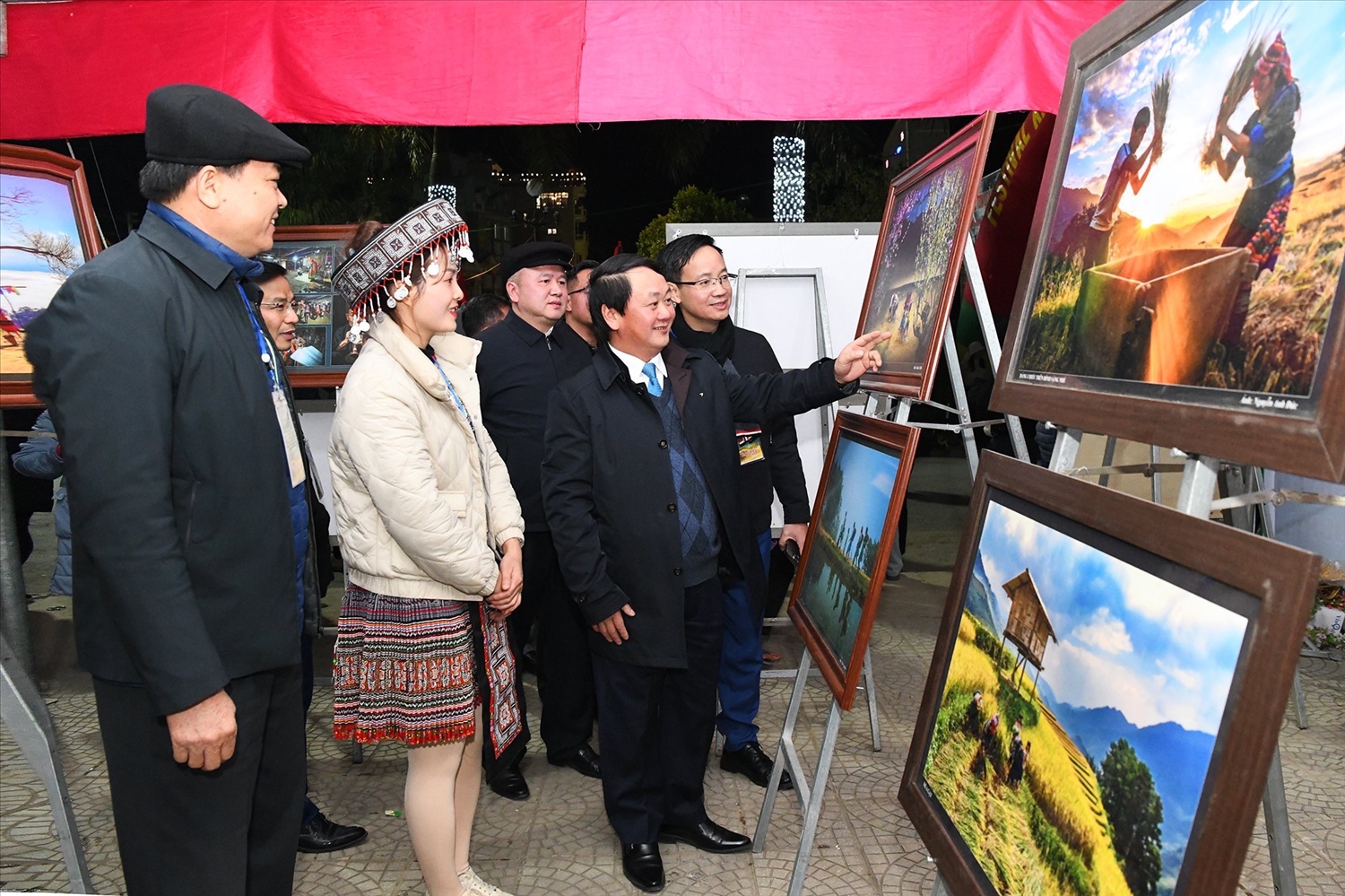 Bộ trưởng, Chủ nhiệm Ủy ban Dân tộc Hầu A Lềnh tham quan triển lãm ảnh tại sự kiện