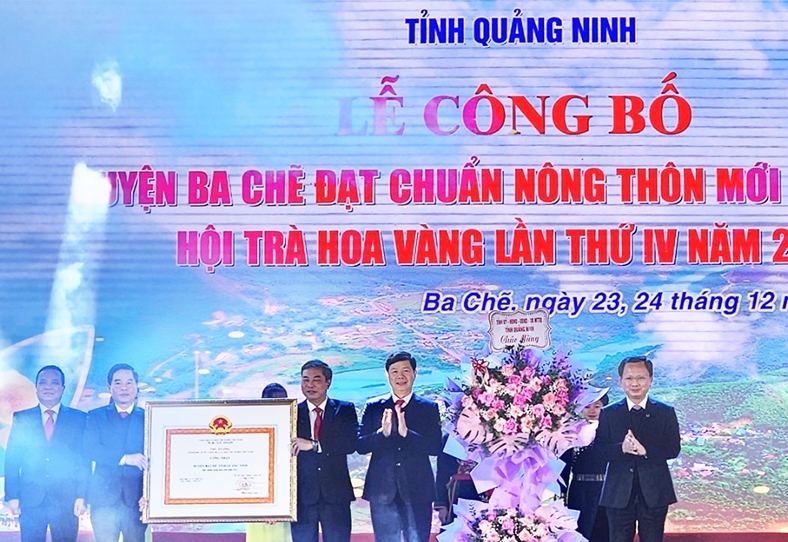 Thừa ủy quyền của Thủ tướng Chính phủ, Chủ tịch UBND tỉnh Quảng Ninh Cao Tường Huy trao Quyết định huyện đạt chuẩn nông thôn mới cho huyện Ba Chẽ