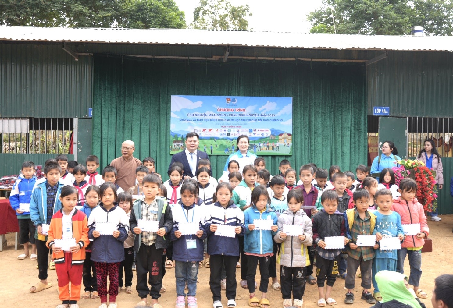 Ông Hà Tuấn Anh - Chủ tịch Hội đồng quản trị Tập đoàn Tài Anh cùng Đoàn thiện nguyện trao tặng học bổng cho các em học sinh