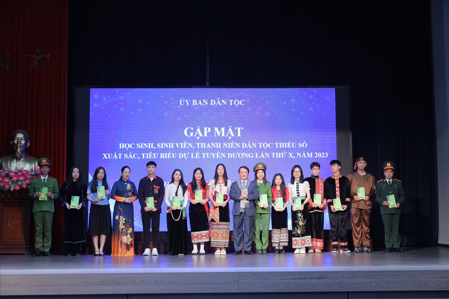 Bộ trưởng, Chủ nhiệm Hầu A Lềnh cùng Thứ trưởng, Phó Chủ nhiệm Nông Thị Hà tặng quà cho các em học sinh, sinh viên, thanh niên (Ảnh: Vũ Mừng)