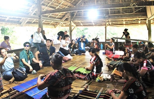 Các nghệ nhân của Hợp tác xã dệt thổ cẩm truyền thống Za Ra trình diễn phục vụ du khách. Ảnh: Khánh Nguyên