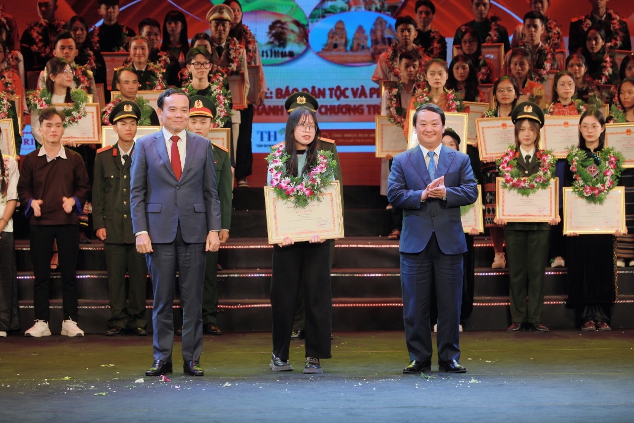 Phó Thủ tướng Chính phủ Trần Lưu Quang và Bộ trưởng, Chủ nhiệm UBDT Hầu A Lềnh trao bằng khen cho các em học sinh đạt giải Nhất, Nhì trong kỳ thi Học sinh giỏi Quốc gia năm 2023