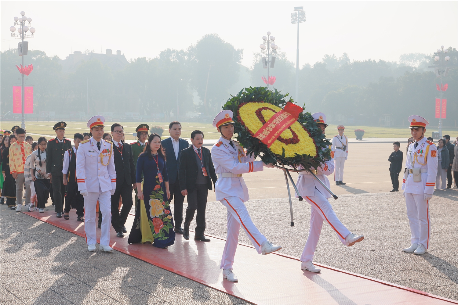 Thứ trưởng, Phó Chủ nhiệm UBDT Nông Thị Hà cùng đoàn đại biểu đặt vòng hoa và vào Lăng viếng Chủ tịch Hồ Chí Minh (Ảnh: Vũ Mừng)