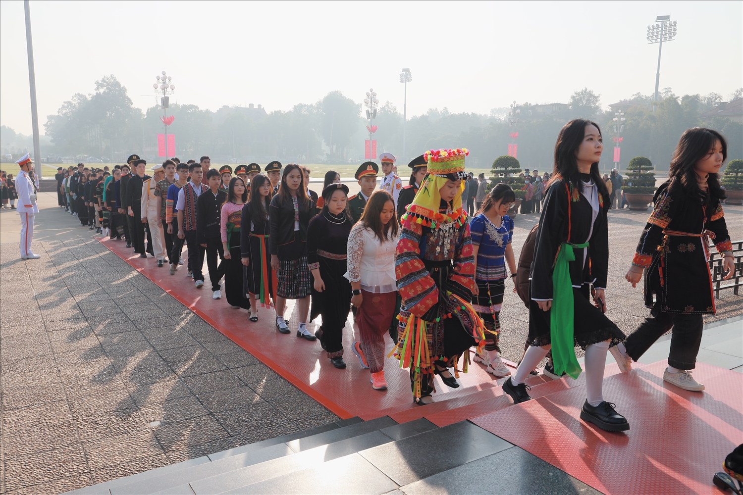 Các em học sinh, sinh viên, thanh niên DTTS xuất sắc, tiêu biểu vào Lăng viếng Chủ tịch Hồ Chí Minh (Ảnh: Vũ Mừng)
