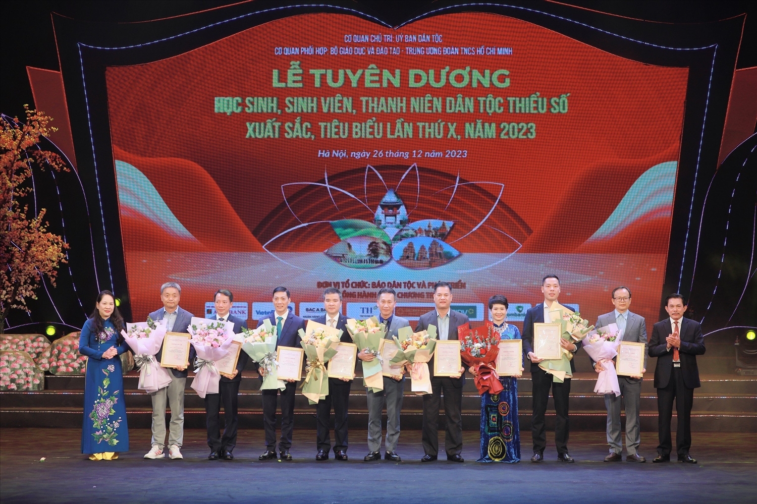 Thứ trưởng, Phó Chủ nhiệm UBDT Nông Thị Hà và Tổng Biên tập Báo Dân tộc và Phát triển, Trưởng Ban Tổ chức Lễ Tuyên dương trao Chứng nhận của Ban Tổ chức cho các Nhà tài trợ