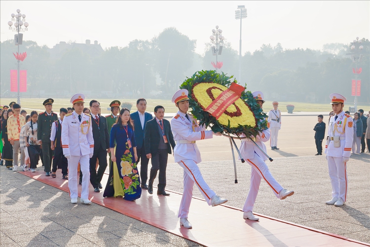 Thứ trưởng, Phó Chủ nhiệm UBDT Nông Thị Hà cùng đoàn đại biểu đặt vòng hoa và vào Lăng viếng Chủ tịch Hồ Chí Minh (Ảnh: Vũ Mừng)