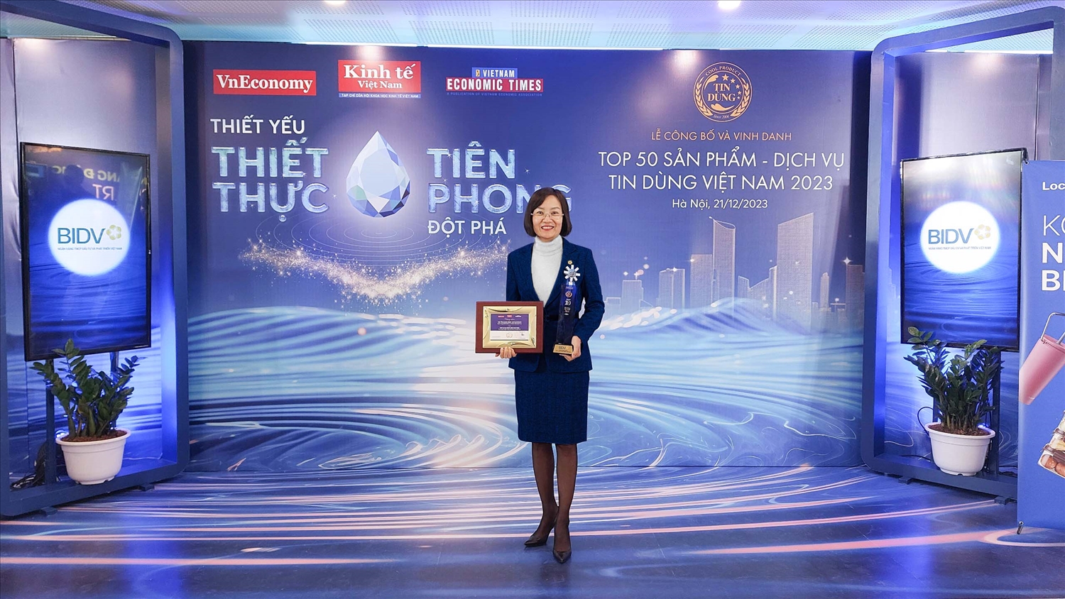 Chị Nguyễn Thị Lệ Thủy – Phó Giám đốc Trung tâm Thẻ và Vận hành BIDV nhận kỷ niệm chương của Ban Tổ chức