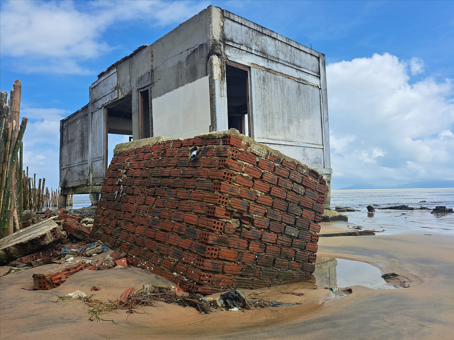Một công trình nhà ở nằm trơ trọi ngoài biển do sạt lở kéo dài nhiều năm