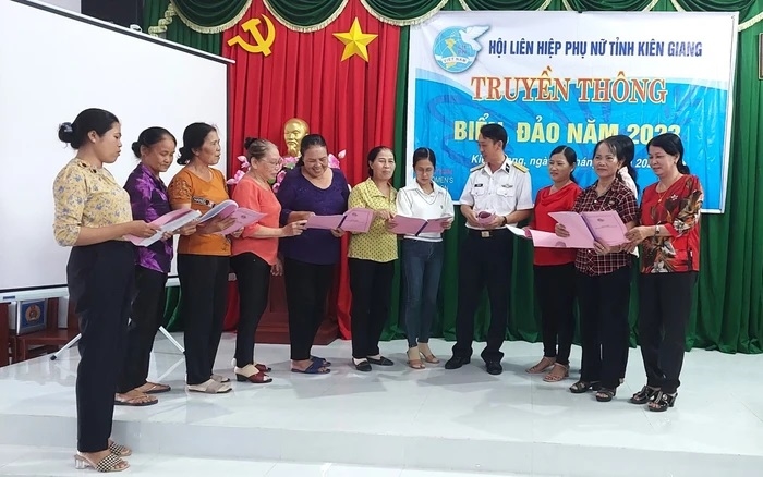 Các hội viên hội phụ nữ các cấp tỉnh Kiên Giang cùng trao đổi một số kinh nghiệm trong công tác vận động chị em phụ nữ tham gia bảo vệ chủ quyền biển, đảo tại hội nghị tuyên truyền về biển đảo năm 2023