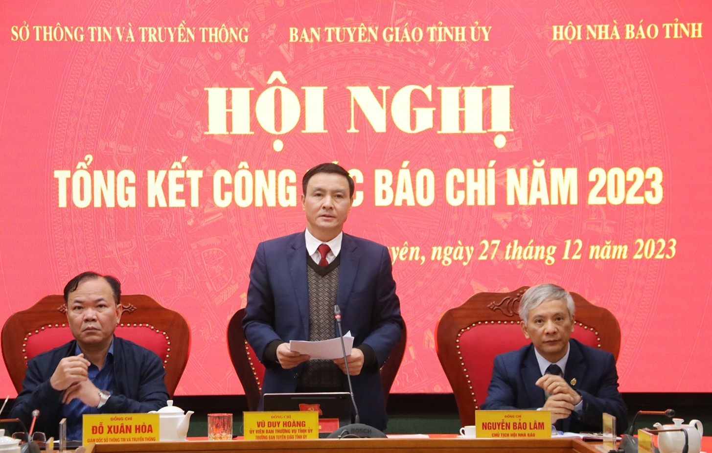 Ông Vũ Duy Hoàng - Trưởng Ban Tuyên giáo Tỉnh ủy tỉnh Thái Nguyên (đứng giữa) chủ trì Hội nghị