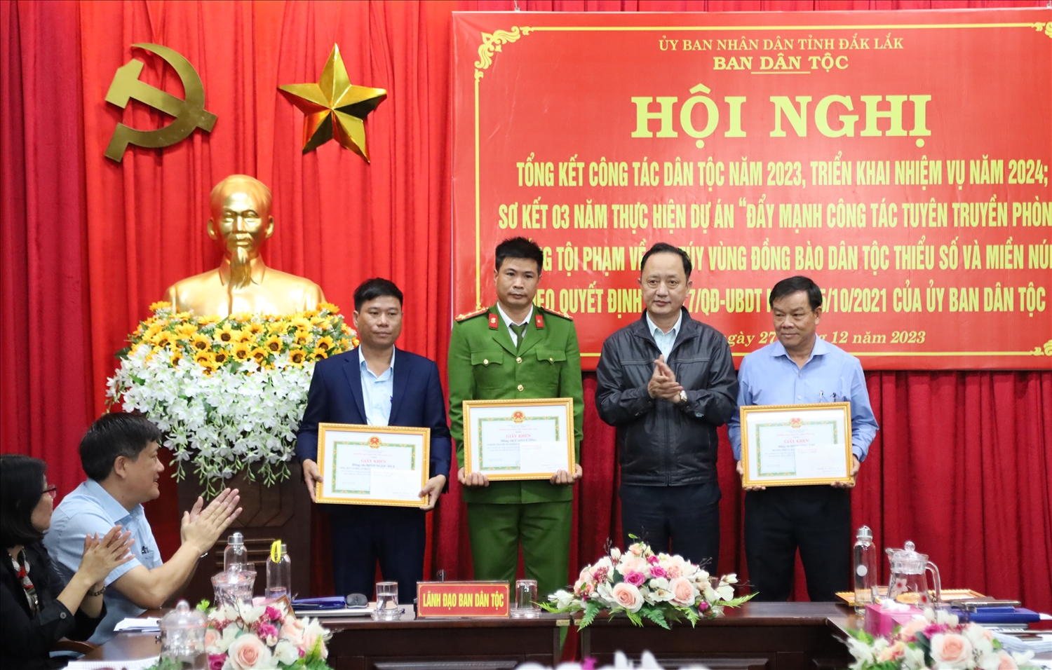Ông Hà Huy Quang, Phó trưởng Ban Dân tộc tỉnh Đắk Lắk trao giấy khen cho các cá nhân